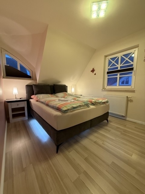 1.OG: SZ mit Boxspringbett mit Beleuchtung und USB