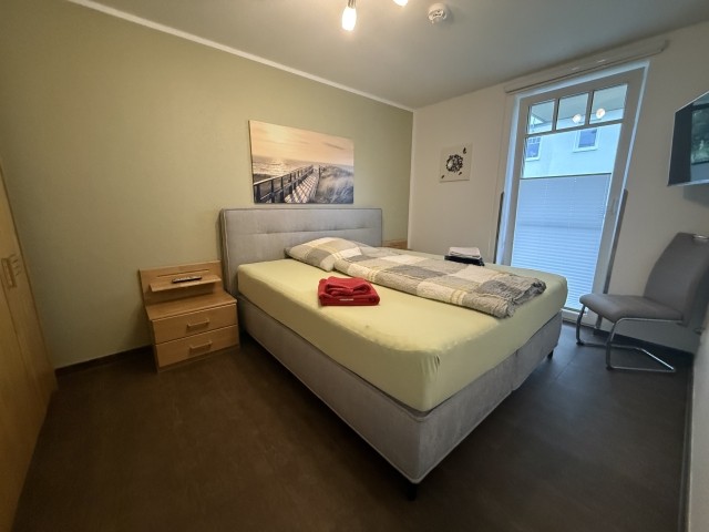 SZ mit Boxspringbett 180x200 mit TV