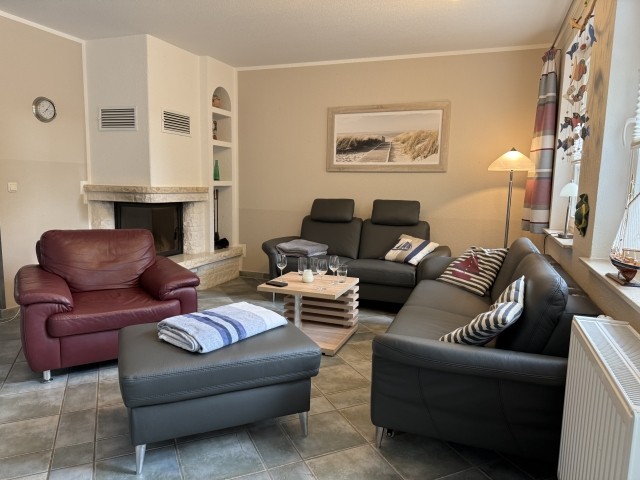 WZ mit Sofas und Kamin