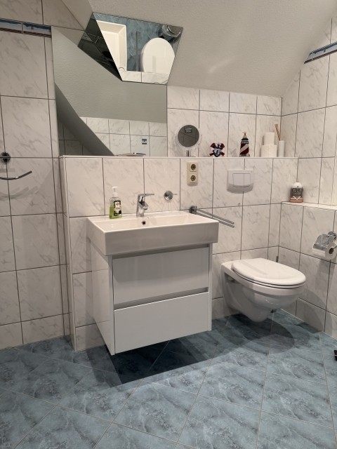 1.OG: Bad mit Waschtisch/Unterschrank