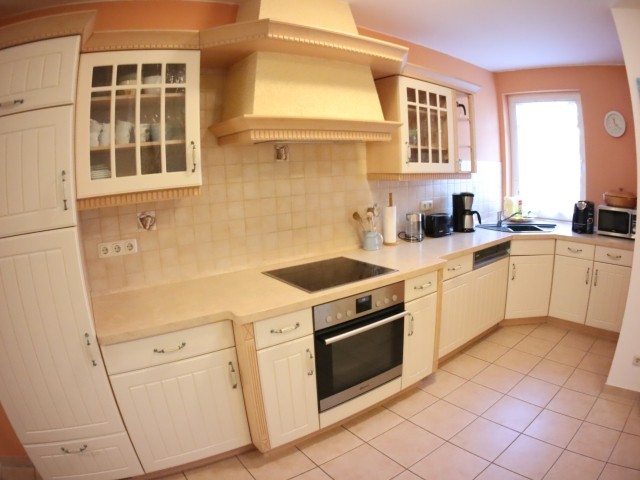 große Einbauküche im EG