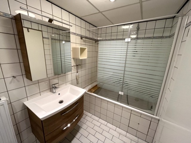 Bad im Obergeschoss mit Badwanne