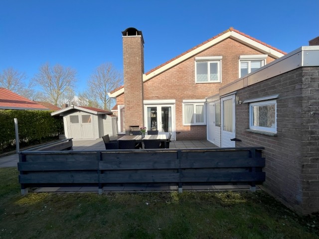 Gartenansicht auf das Haus mit Aussenkamin