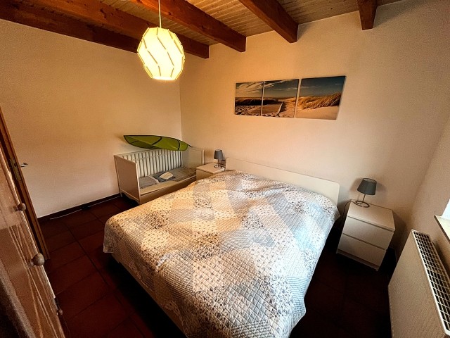 Schlafzimmer im Erdgeschoss mit Doppelbett 