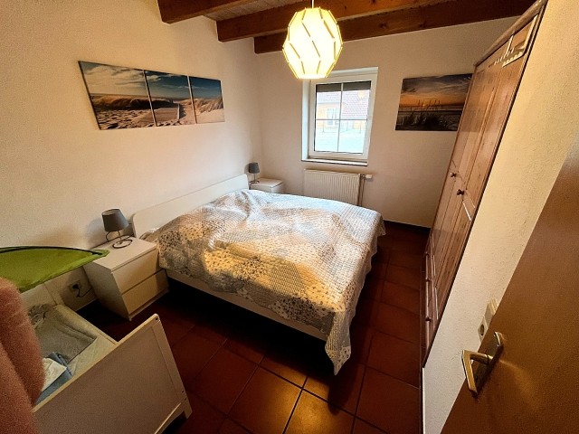 Schlafzimmer im Erdgeschoss mit Doppelbett 