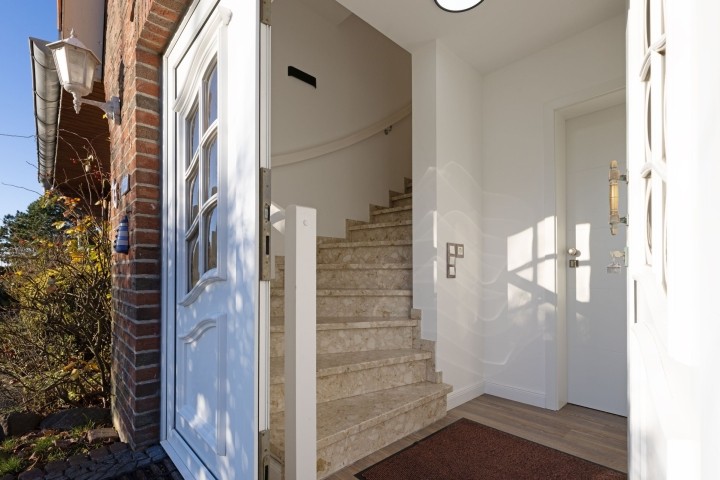 Eingangsbereich des Hauses und Treppe