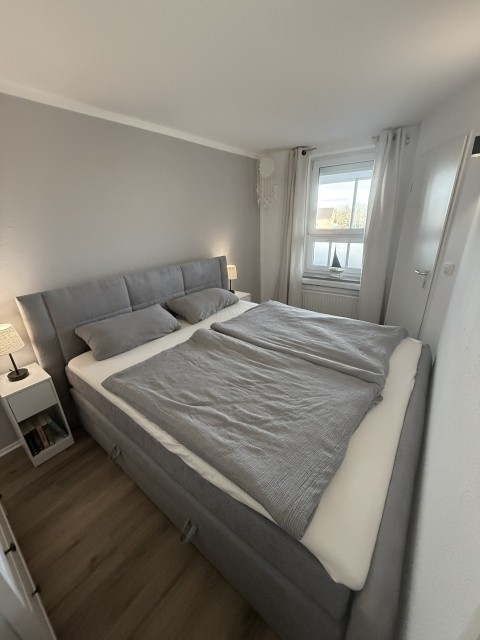 Unteres Schlafzimmer mit zwei Türen