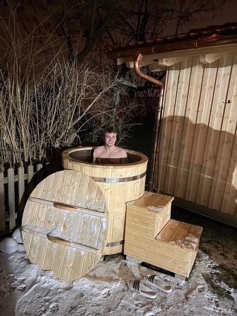 Eisfass / Tauchbecken neben dem neuen Saunahäuschen