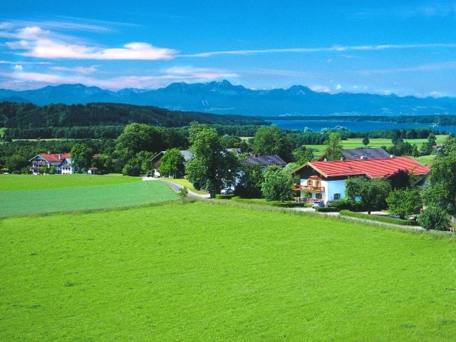 Panoramalage mit Blick auf Alpen und Simssee
