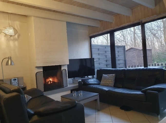 Unserer weißen Vintage-Fischlampe. Wenn Sie diese am Abend einschalten, zaubert sie durch ihr feines Lochmuster ein magisches Lichtspiel an die Wände – wie das Glitzern der Sonne auf den Wellen des Grevelingermeers.