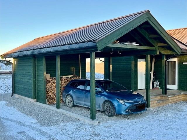 Carport mit viel Feuerholz
