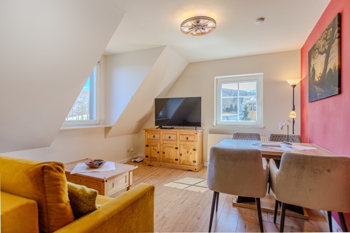 Kombiniertes Wohn-/Eßzimmer mit Gebirgsblick und Schlafcouch