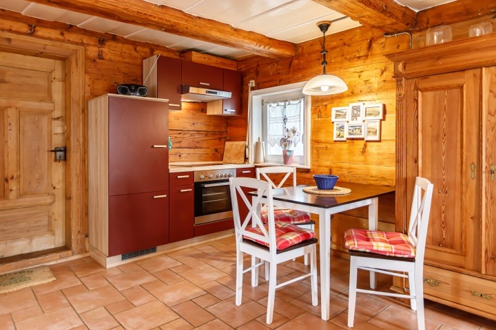 Küchenzeile mit Eßtisch