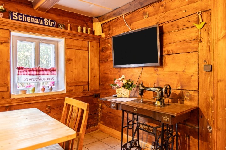 Seperater Aufenthaltsraum im EG mit Infrarotsauna