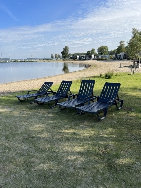 Strandbereich mit Liegen