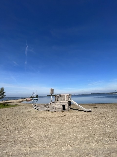 Strandbereich mit Spielgerät
