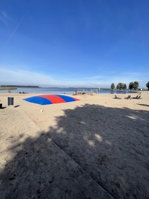 Strandbereich mit Spielgerät