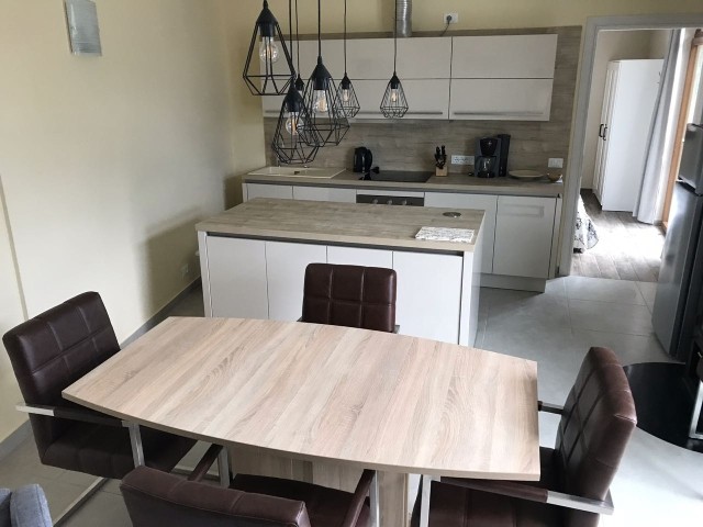 Küche mit Insel und Essbereich