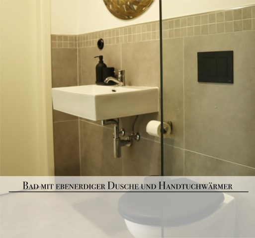 ebenerdige Dusche mit Kosmetikspiegel und Fön