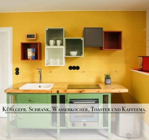 Vollausgestattete Wohnküche mit Smart TV