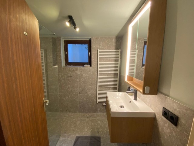 Hochwertiges Bad mit großem Spiegel und moderner Ausstattung. Renoviert Stand Dezember 2025