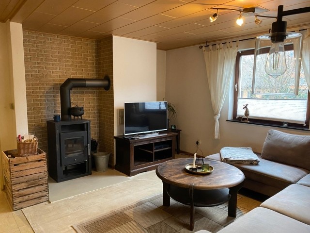 Ihr großes Wohnzimmer mit Kamin.