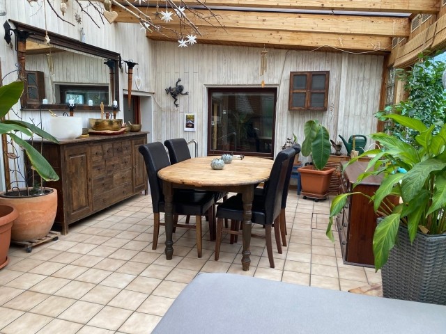 Wintergarten mit Sitzplatz.