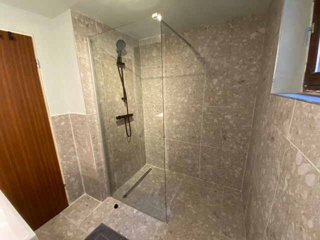 Ebenerdige und geräumige Dusche. Renoviert Stand Dezember 2025