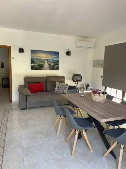 Esstisch, Stühle, Schlafcouch