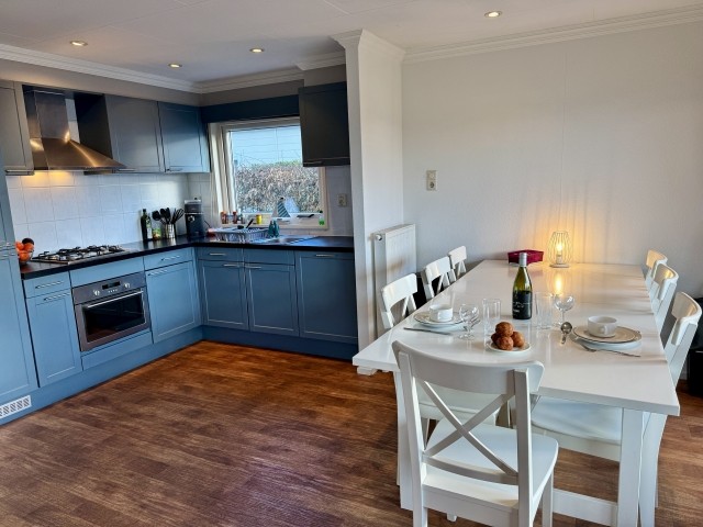 Ein offener Küchen- und Essbereich bietet Platz für 6 Personen