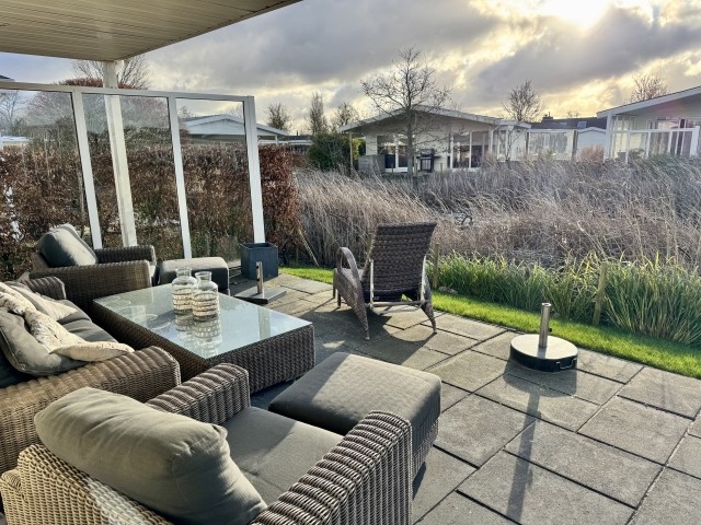 Die Terrasse ist überdacht und hat eine große Lounge