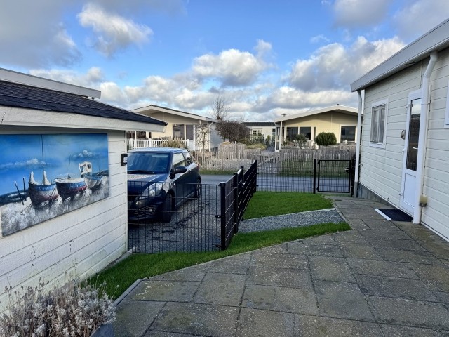 Vor dem Haus ist ein Parkplatz zu finden