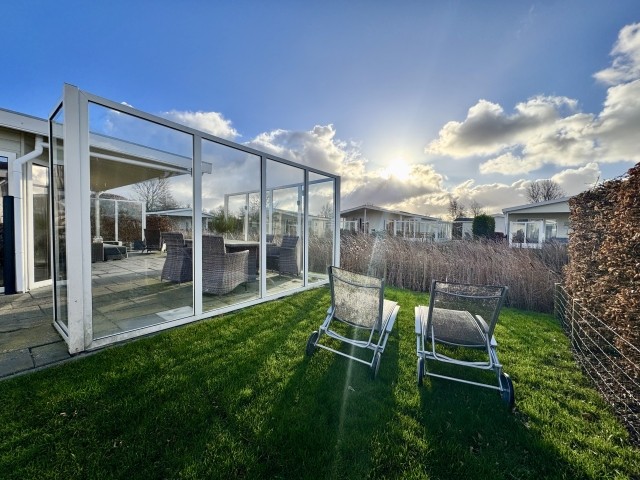 Zwei Sonnenliegen stehen auch zur Verfügung