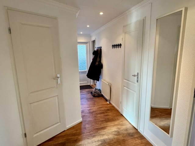 Der Flur ist hell und offen 