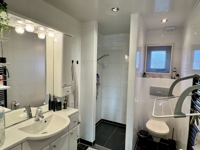 Das Bad verfügt über eine ebenerdige Dusche