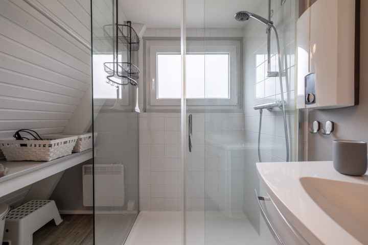 Badezimmer, gr. Glasdusche