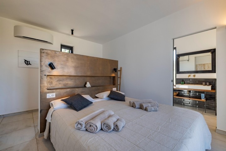 Master mit Meerblick und Arbeitsplatz hinter der Wand