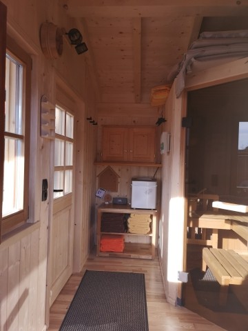 Blick in das Saunahäuschen mit Eiswürfelmaschine