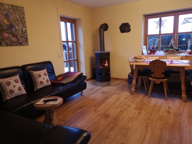 Wohnzimmer mit Terrassentür zum Garten