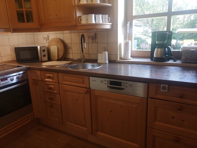 vollausgestattete Küche mit Blick in den Garten