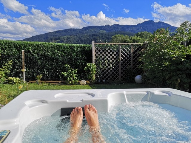 Im Whirlpool mit Blick auf die Alpspitze (Hausberg)