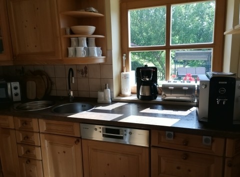 vollausgestattete Küche mit Blick in den Garten