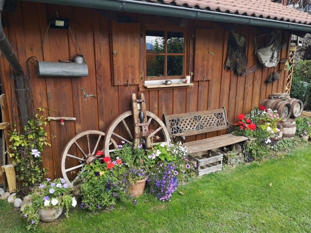 Sonnenbank mit Bergblick im Garten am alten Gartenhäuschen