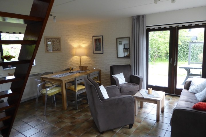 Blick von der Eingangstür zum Wohn- und Essbereich