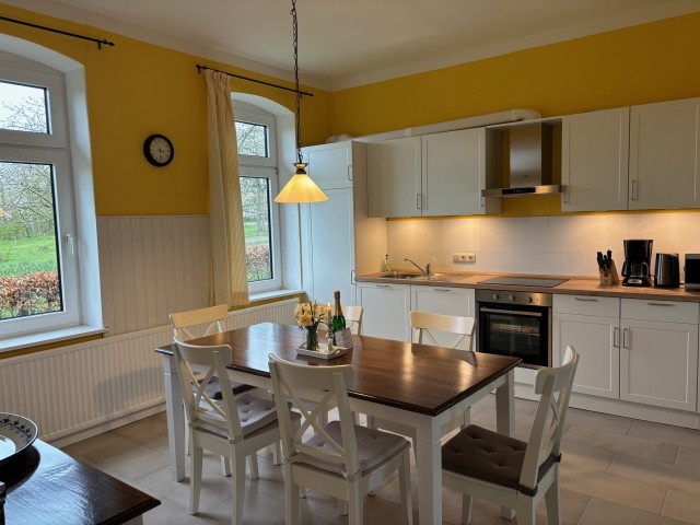 Frisch renovierte, gut ausgestattete Küche mit großem Esstisch