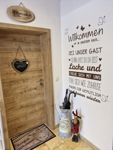 „Viel Platz für Kinderwagen und Hundeleine: Unser großzügiger Eingangsbereich.“