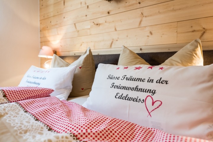 „Süsse Träume im Edelweiss – wo auch das Baby seinen eigenen Platz hat.“