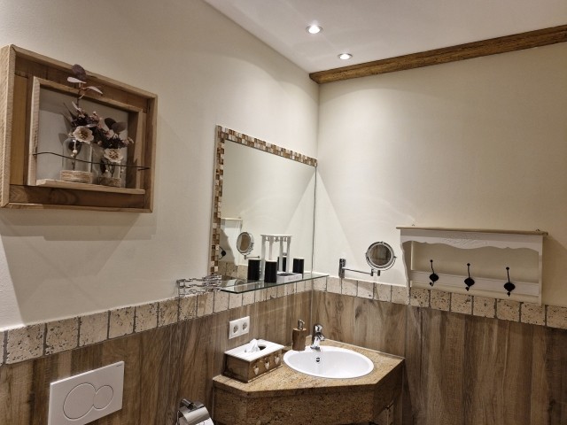 „Komfort ohne Barrieren: Viel Platz und Sicherheit im stilvollen Bad.“