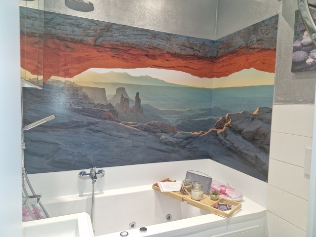 „Wellness-Oase 2: Tauchen Sie ab in der luxuriösen Whirlpool-Badewanne mit stimmungsvollem Berg-Panorama.“