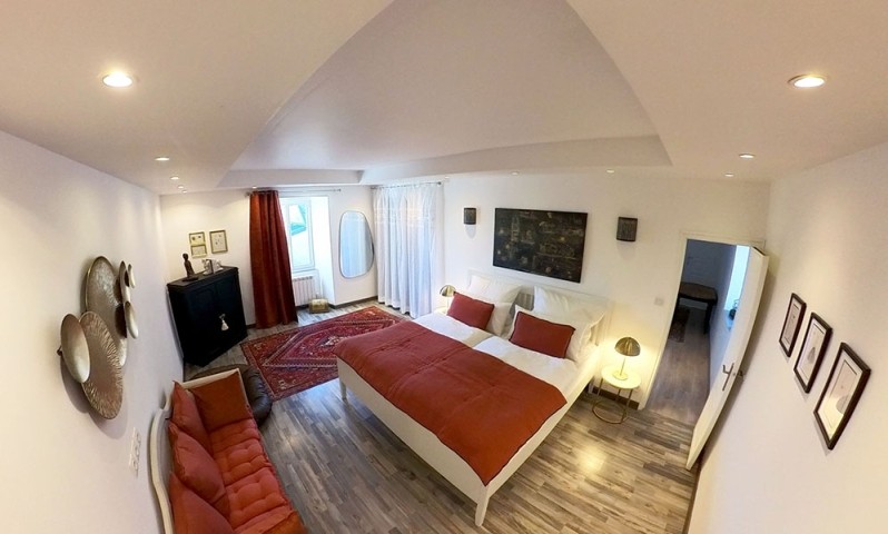 An das große, rote Schlafzimmer schließt sich hinten rechts der begehbare Kleiderschrank mit Tageslicht an